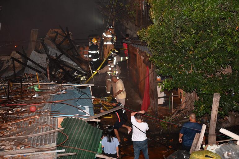 Bomberos voluntarios tuvieron un arduo trabajo para controlar el incendio que se produjo en la Chacarita.