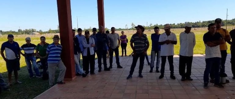 Pobladores del asentamiento Belén, del distrito de Tacuaras, departamento de Ñeembucú, manifestaron su descontento y preocupación ante la supuesta decisión del Instituto Nacional de Desarrollo Rural y de la Tierra (INDERT) de alambrar 100 hectáreas de una reserva ecológica que ellos utilizan como campo comunal.