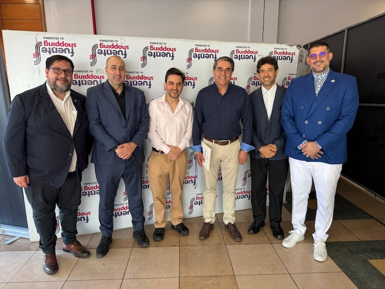 Andrés Rivas aparece junto con José Rodriguez, ex diputado nacional liberal, Fernando Cerimedo, consultor político; Ramiro Marra, legislador argentino y; Federico Franco, ex presidente y vicepresidente de la República.