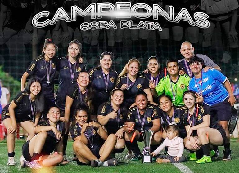 Las jugadoras y el entrenador del Sport Calle'i posan después de conquistar la Copa de Plata en Luque.