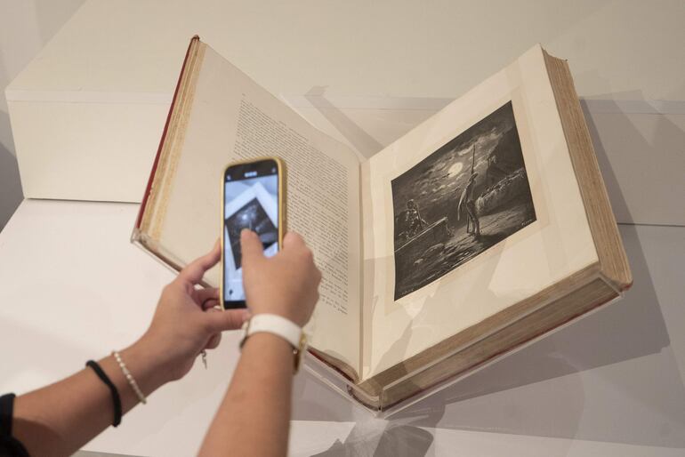 Una persona toma una fotografía en la exposición "Vuelta al Quijote", expuesta en el Museo Franz Mayer. El Museo Franz Mayer de la Ciudad de México convierte su acervo de 783 libros del Quijote, una de las colecciones "más grandes" en Latinoamérica, en la exposición 'Vuelta al Quijote', que, a partir del 18 de mayo, estará disponible al público, tal y como explicó este jueves la responsable de los Acervos Documentales, Tania Vargas.  