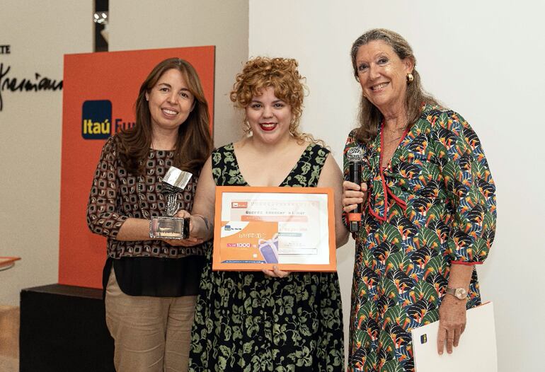 Jazmín Coronel Bejarano (c), ganadora del segundo puesto de la categoría internacional, junto a Norma Prantte, de Itaú, y la escritora Susana Gertopán.