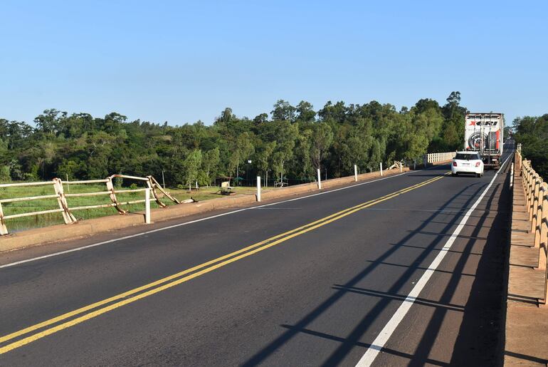 
Los conductores que utilizan este  trayecto de la Ruta PY08  piden al MOPC la reposición de las barandas. 