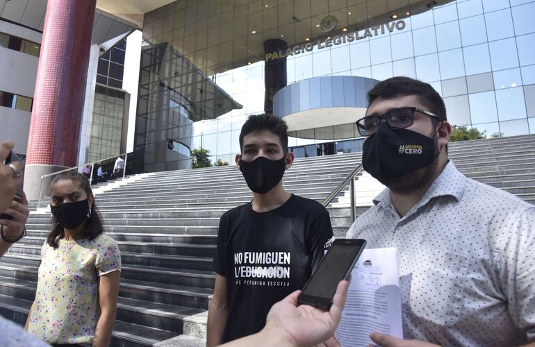 Mia Duarte (Ceuna), Javier Ramítrez (Fenaes) y Mauricio Kiese (Ceuna) frente a la Cámara de Diputados tras presentar el pedido de juicio político.