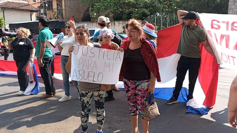 Familiares y amigos se acercaron hasta la sede de la fiscalía de San Lorenzo para pedir que se haga justicia.