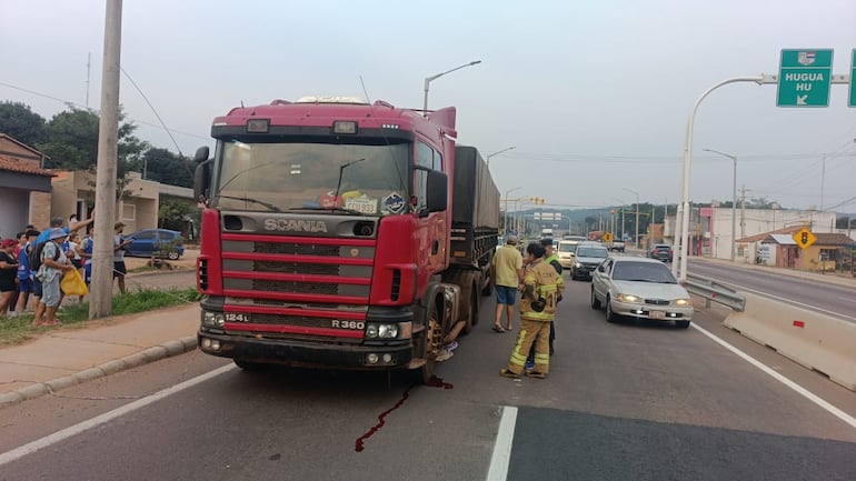 El conductor de una motocicleta falleciò tras ser arrollado por un camión de gran porte.