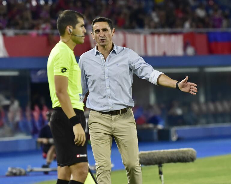 El español Manolo Jiménez, entrenador de Cerro Porteño, durante el partido frente a Nacional por la undécima fecha del torneo Apertura 2024 del fútbol paraguayo en el estadio La Nueva Olla, en Asunción.