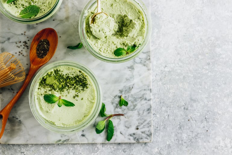 Postre helado de té verde.