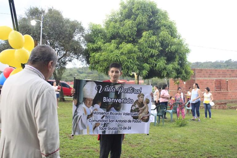 Monseñor Valenzuela tuvo un emocionante recibimiento de jóvenes, niños y adultos.