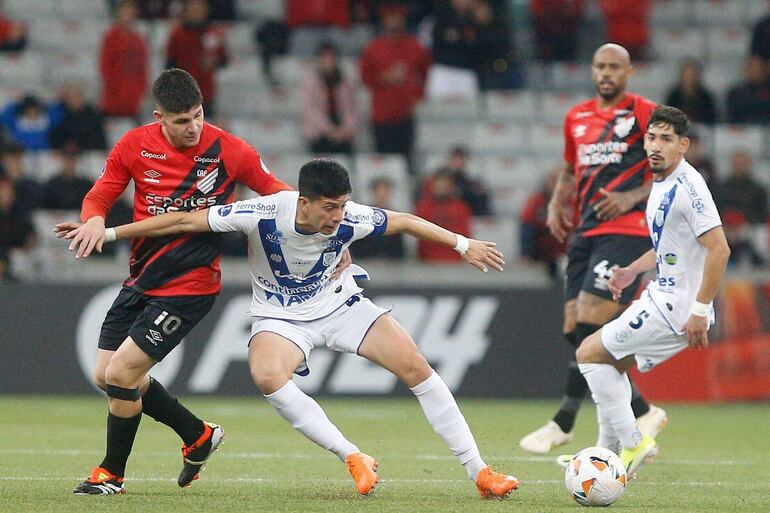 Alberto Contrera controla el balón ante la marca de Bruno Zapelli