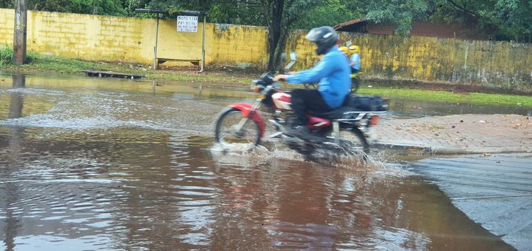 La intensa lluvia provocó la formación de pequeñas lagunas en algunas avenidas de Ciudad del Este.