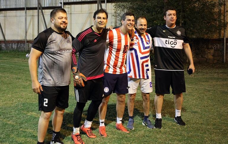 Los senadores: Colym Soroka, Silvio "Beto" Ovelar, el presidente Santiago Peña y el senador Juan Carlos "Nano" Galaverna, el último miércoles en un encuentro de futbol