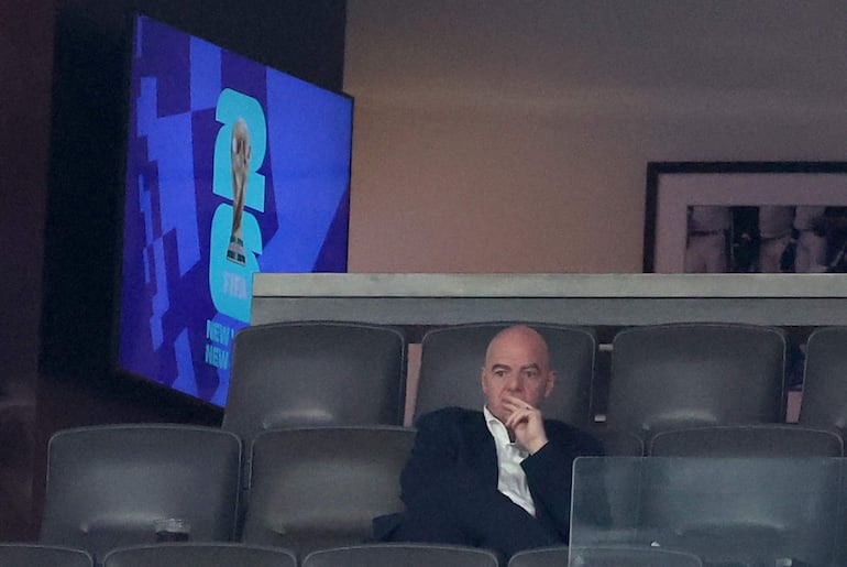 Gianni Infantino, presidente de la FIFA, observando el partido de la NFL entre New York Giants y Dallas Cowboys en el MetLife Stadium, East Rutherford, New Jersey.