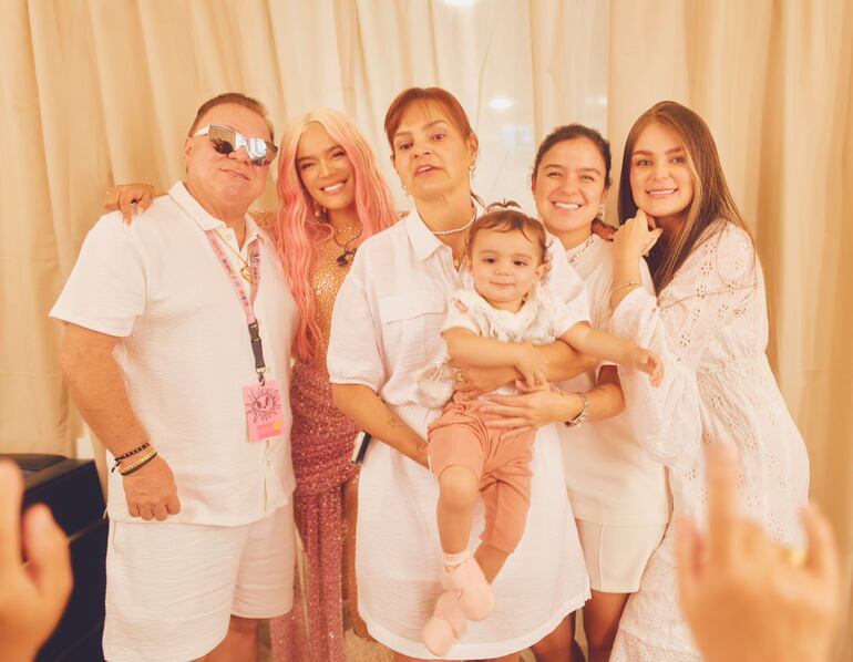 Karol G junto a su hermosa familia.