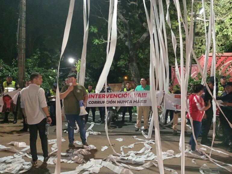 Pobladores de Ñemby se manifestaron contra el intendente de la ciudad.