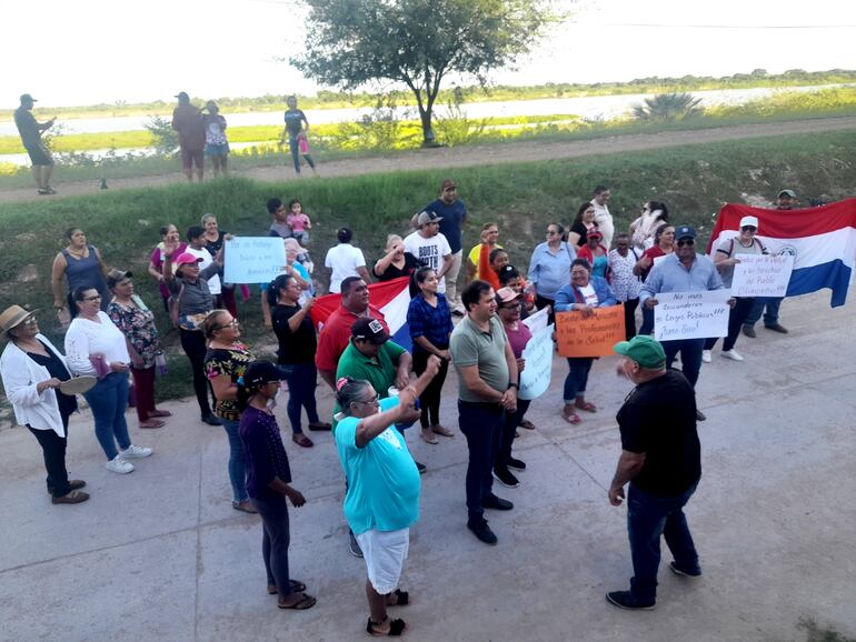 Los manifestantes repudiaron el manoseo político contra el personal de blanco.