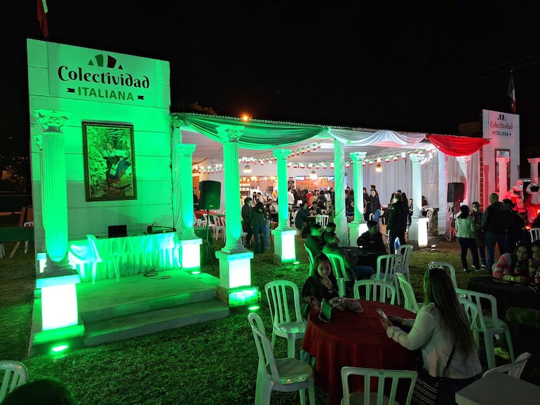 Stand de la colectividad italiana en la Fiesta de Colectividades en Hohenau 2023.