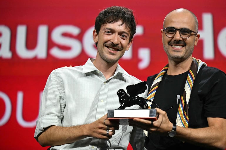 Murilo Hauser y Heitor Lorega recibieron el premio al Mejor Guion por la película brasileña "Ainda Estou Aqui", de Walter Salles.