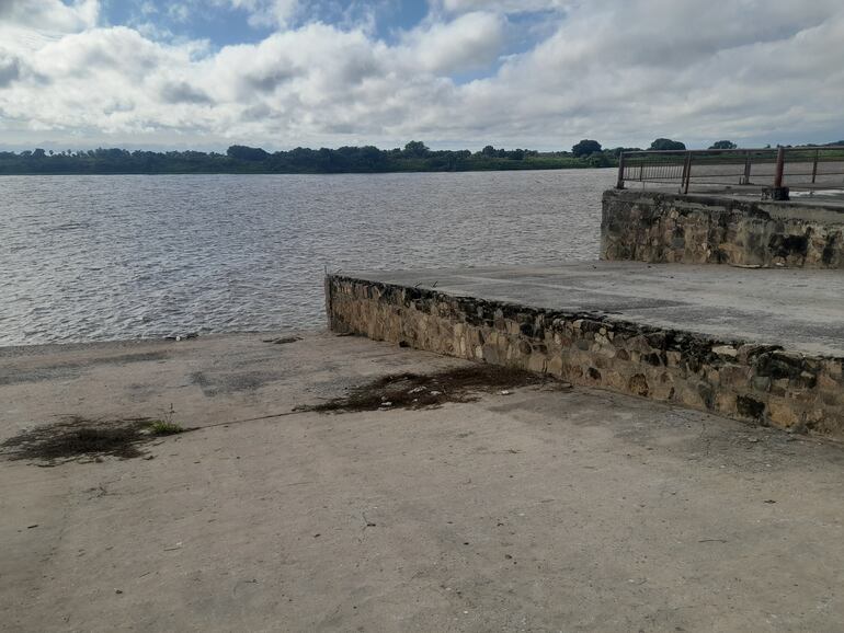 Desde el puerto de Fuerte Olimpo puede notarse la bajante del río.