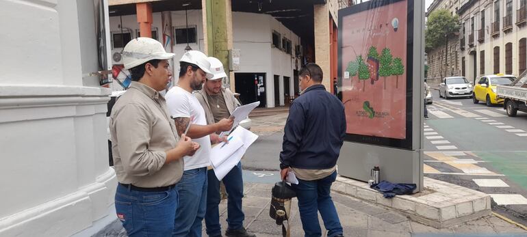 Técnicos realizan relevamientos para el cableado subterráneo.