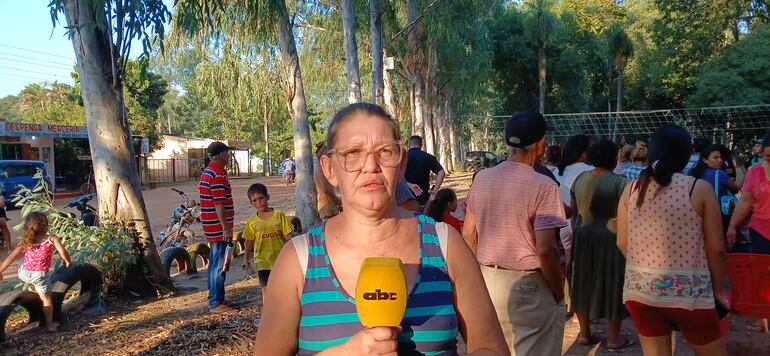 mujer con camisilla a rayas negro con celeste