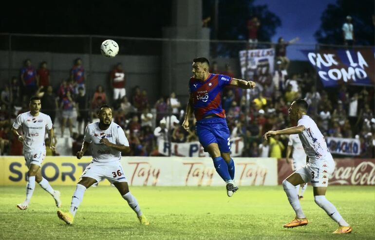 Alfio Oviedo, jugador de Cerro Porteño, aplica un cabezazo ante la defensa de Nacional.