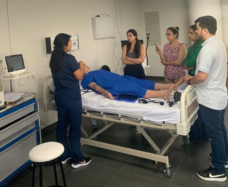 Los estudiantes practican en CESIMED sin riesgo para pacientes reales, fomentando el aprendizaje práctico.