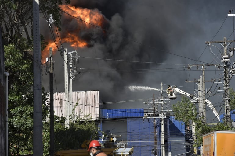 Vista del incendio en el frigorífico Athenas Food hoy en el barrio Tablada Nueva de Asunción.