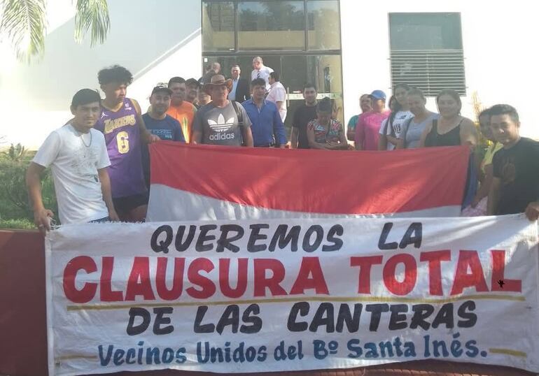 Los vecinos se manifestaron frente a la Junta Municipal de Presidente Franco.