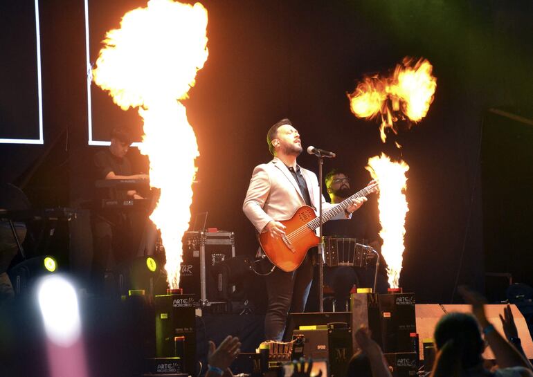 Lucas Sugo durante su presentación en el Festival del Ykua Bolaños en Caazapá.