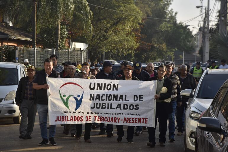 Asociación de asegurados y jubilados del interior del país también se hicieron presentes en la manifestación contra el IPS. 