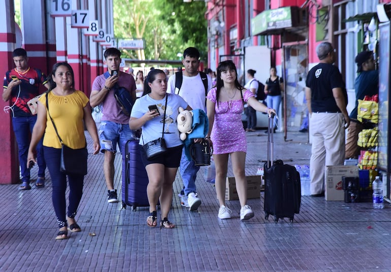 Milagros Cantero (derecha, de rosa) en compañía de sus hermanos y su familia. Regresó de visita desde Argentina, luego de 10 años.