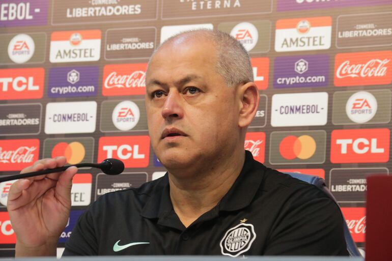 El director técnico del Olimpia paraguayo, Francisco Arce, habla durante una rueda de prensa.