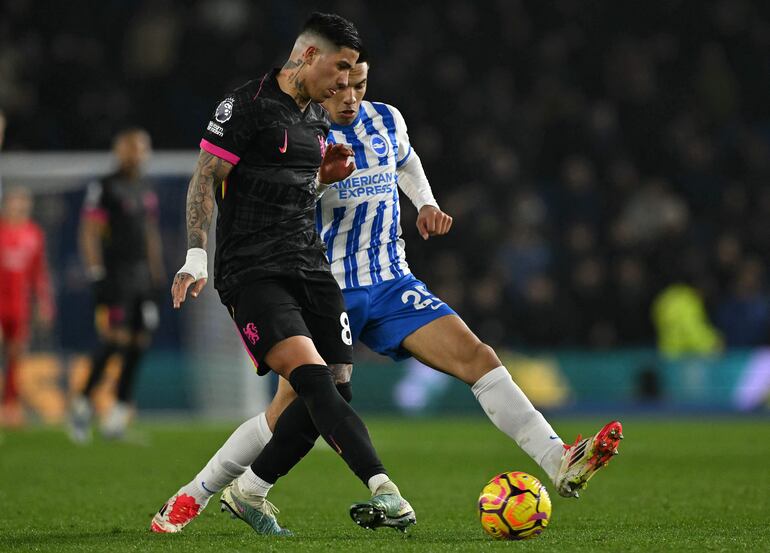 Brighton's Paraguayan midfielder #25 Diego Gomez (R) vies with Chelsea's Argentinian midfielder #08 Enzo Fernandez during the English Premier League football match between Brighton and Hove Albion and Chelsea at the American Express Community Stadium in Brighton, southern England on February 14, 2025. (Photo by Glyn KIRK / AFP) / RESTRICTED TO EDITORIAL USE. No use with unauthorized audio, video, data, fixture lists, club/league logos or 'live' services. Online in-match use limited to 120 images. An additional 40 images may be used in extra time. No video emulation. Social media in-match use limited to 120 images. An additional 40 images may be used in extra time. No use in betting publications, games or single club/league/player publications. / 