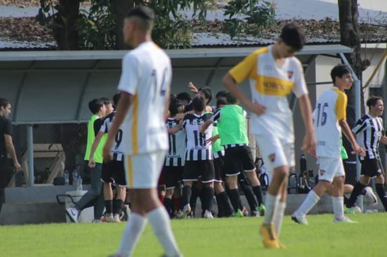 Festejo gumarelo luego del gol en los minutos de descuento, gol que le sirvió para permanecer en la cima