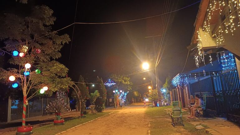 Los vecinos se esfuerzan en iluminar y llenar de colores sus cuadras para lograr el premio de la calle más bella de la ciudad.