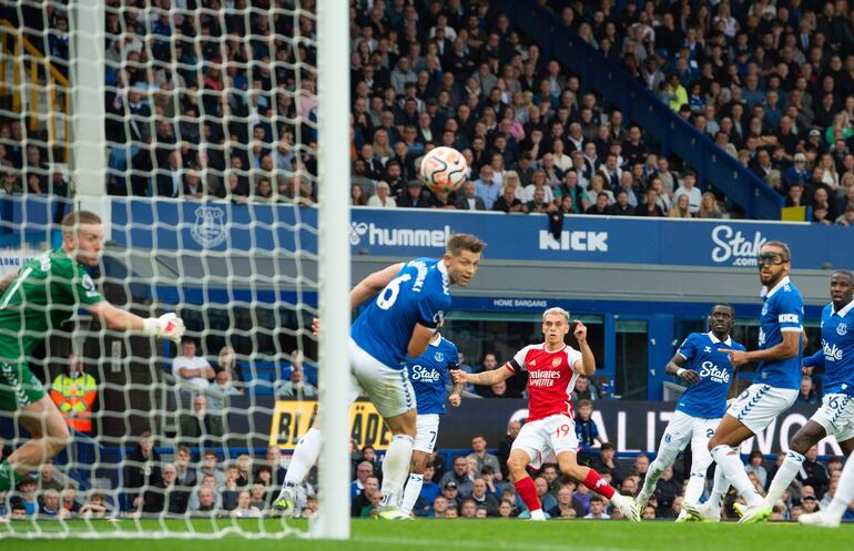 El gol de la victoria para el Arsenal anotado por el belga Leandro Trossard, quien logró rematar ante la presencia de cinco jugadores del Everton.