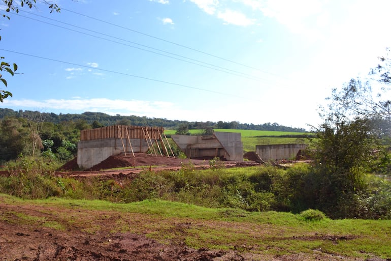 El estado en que se encuentra la construcción del puente sobre el arroyo Capiibary en Capiitindy.