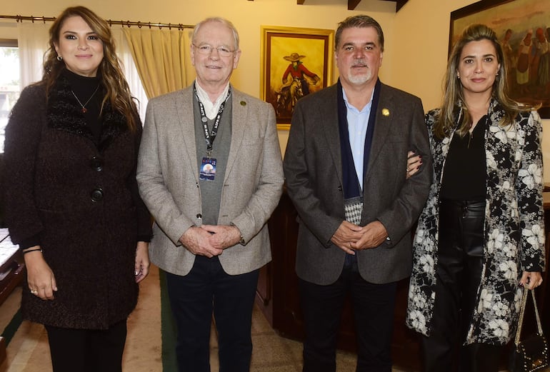 Joselin de Galli, Pedro Galli, presidente de la Asociación Rural del Paraguay; Daniel y Patricia Prieto.