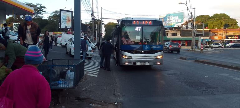 Pasajeros del transporte público piden más buses para esperar menos.