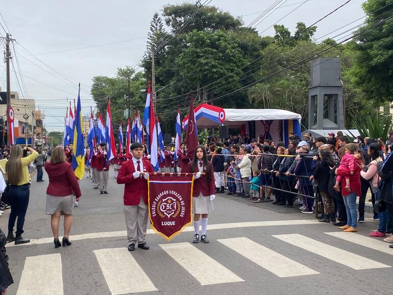 Imágenes del tradicional desfile estudiantil en la ciudad de Luque celebró con fervor el Día de la Patria y la Madre, con un día de retraso a raíz de los pronósticos de lluvia.