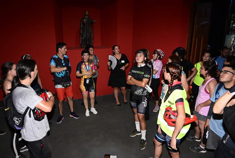 Más de 30 ciclistas llegaron hasta el Centro Cultural de la República El Cabildo en el marco de un tour organizado para la "Noche de los museos".