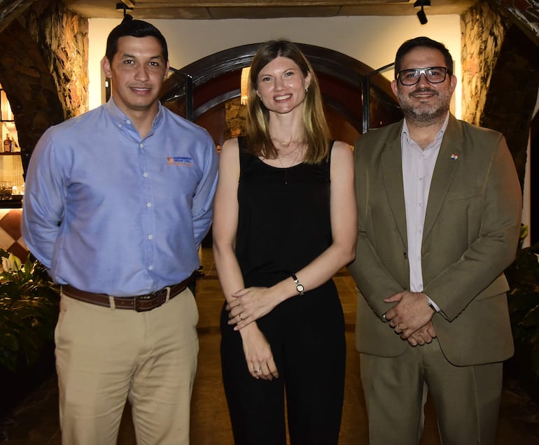 Luis Gavilán, Daniella Kroeker de Genovese y Derlis Bogado.