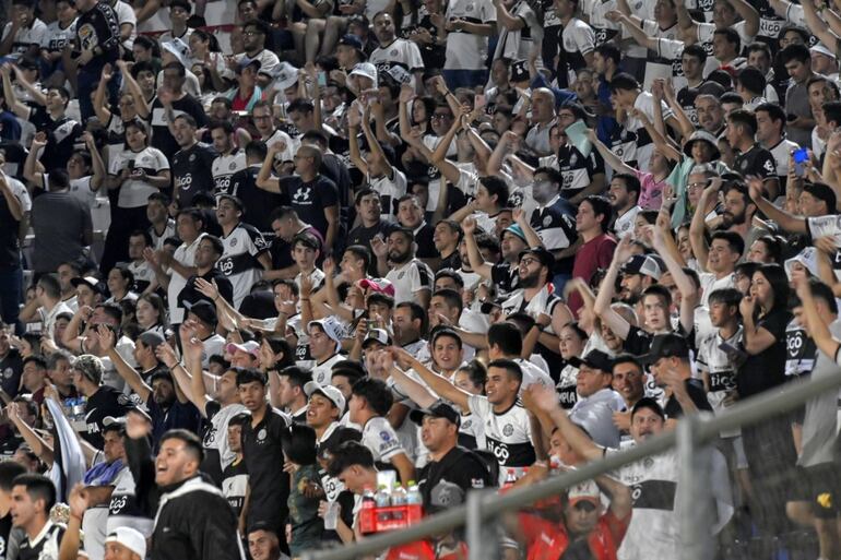 Los hinchas de Olimpia en el estadio Defensores del Chaco.