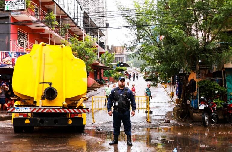 Un agente de la Policía Municipal de Tránsito (PMT) controla el tránsito en una de las arterias bloqueadas.