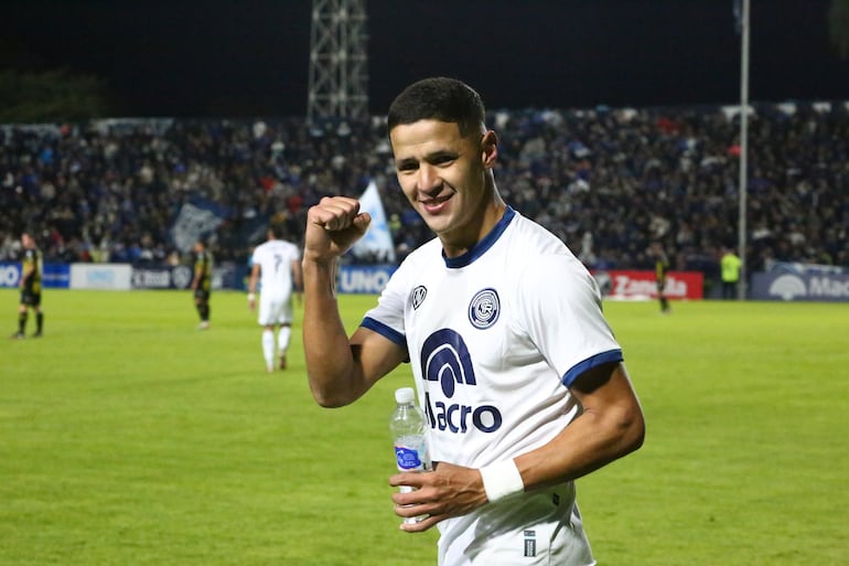 El paraguayo Alex Arce, futbolista de Independiente Rivadavia de Mendoza, celebra un gol en el partido de la Primera Nacional.