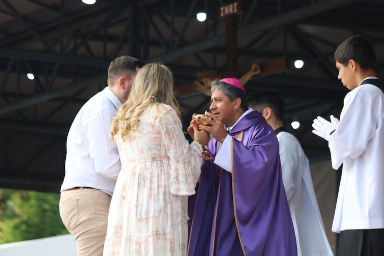 Mons. Cabello recibe las ofrendas en un momento de la misa.
