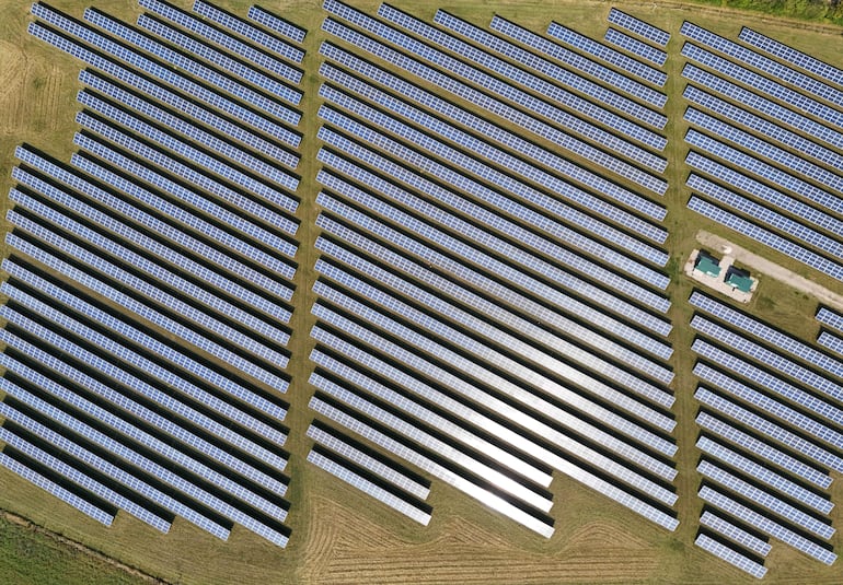 Vista aérea de paneles solares en un parque solar en Dunmow, Gran Bretaña. (imagen ilustrativa)