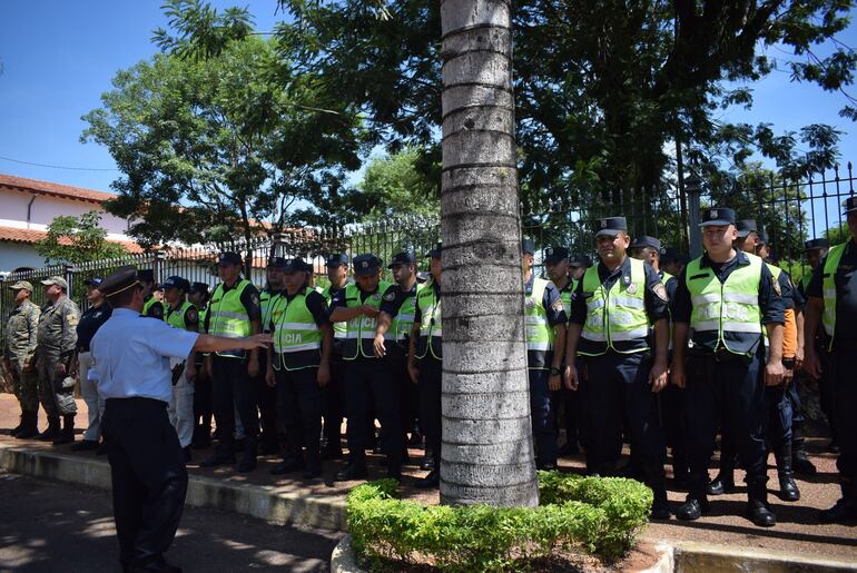 El Comisario Fabián Barrios, brindando instrucciones a los efectivos policiales antes de salir a realizar el control.