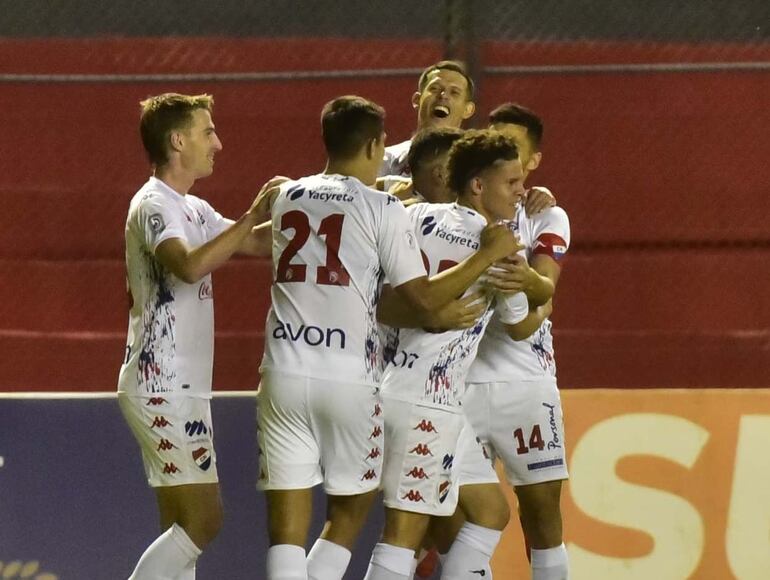 Jugadores de Nacional celebrando un gol en el estadio Arsenio Erico.